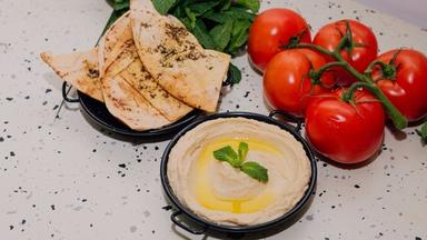 Hummus plate (optionally gluten-free)